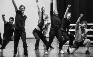 Foto: Velija Hasanbegović / Iman Bubić s kolegama tokom probe za mjuzikl "Sarajevo, moje drago"