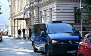 Foto: A. K. / Radiosarajevo.ba / Policija pretresa prostorije Vlade KS