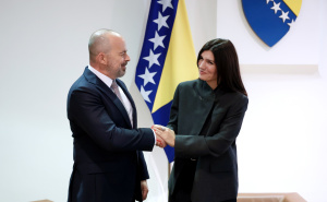 Foto: Naša stranka / John Ginkel sa Sabinom Ćudić