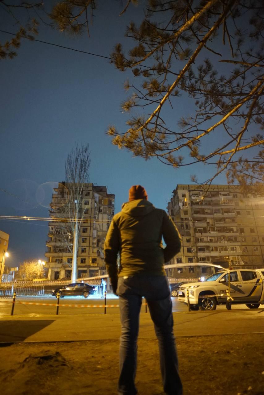 Oleksandr Alifanov kod stambene zgrade koja je pogođena