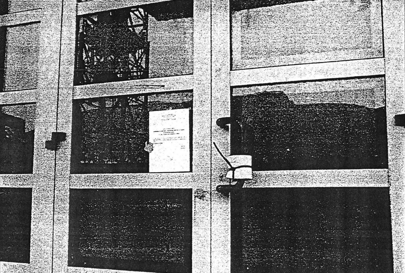 Zapečaćeni objekat nelegalnog Hrvatskog narodnog kazališta 2002. godine