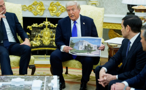 Foto: EPA - EFE / Donald Trump sa nacrom balske dvorane