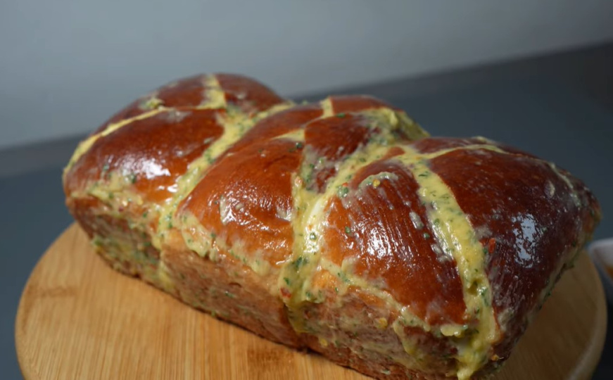 Hljeb s maslacem, bijelim lukom i sirom @Theapron