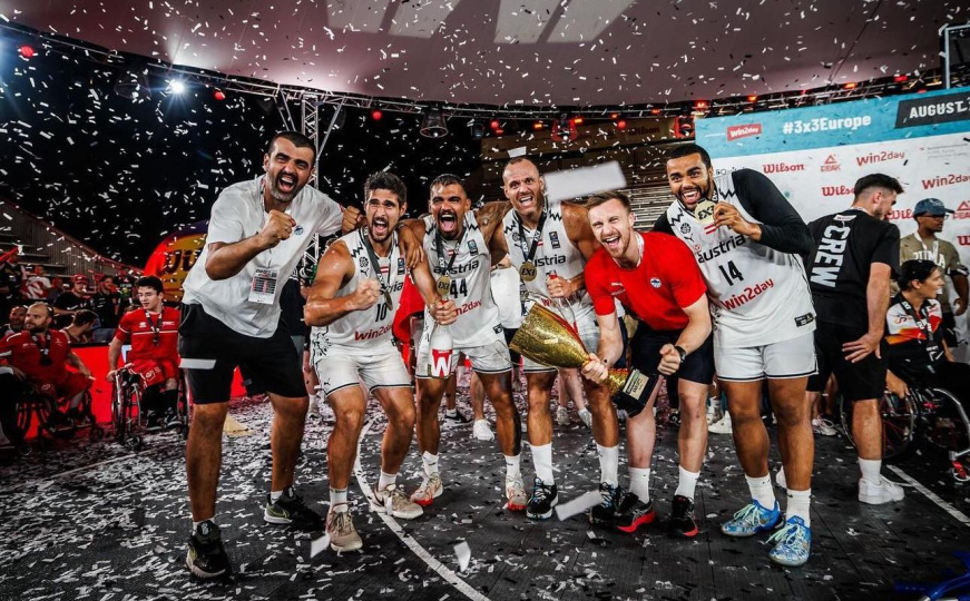 Edin Bavčić s 3x3 reprezentacijom Austrije na krovu Europe