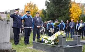 Foto: Facebook / Položeno cvijeće na grob Davora Vujinovića