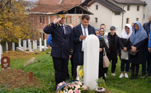 Foto: Facebook / Položeno cvijeće na mezar Adisa Šehovića