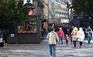 Foto: N. G. / Radiosarajevo.ba / Sklonjene gajbe oko kiosa u Ferhadiji