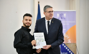 Foto: A. K. / Radiosarajevo.ba / Gradonačelnik uručio nagrade pobjednicima radionice digitalne fotografije