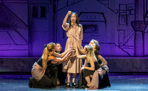 Foto: Velija Hasanbegović / Andrea Aković u mjuziklu "Sarajevo, moje drago"