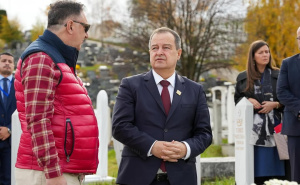 Foto: Instagram / Ivica Dačić / Dačić na mezaru Halida Bešlića