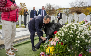 Foto: Instagram / Ivica Dačić / Dačić na mezaru Halida Bešlića