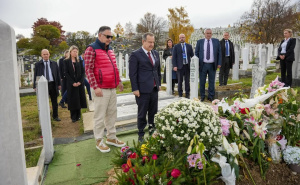 Foto: Instagram / Ivica Dačić / Dačić na mezaru Halida Bešlića