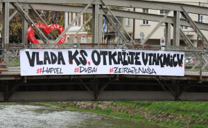 Foto: E. L. / Radiosarajevo.ba / Transparent upućen Vladi KS