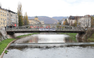 Foto: E. L. / Radiosarajevo.ba / Transparent upućen Vladi KS