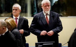 Foto: EPA-EFE / Praljak u trenutku prije nego što je otpio otrov