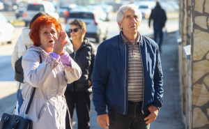 Foto: Dž. K. / Radiosarajevo.ba / Porodice štićenika ispred Doma penzionera u Tuzli