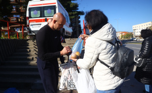 Foto: Dž. K. / Radiosarajevo.ba / Porodice štićenika ispred Doma penzionera u Tuzli