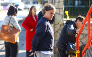 Foto: Dž. K. / Radiosarajevo.ba / Porodice štićenika ispred Doma penzionera u Tuzli