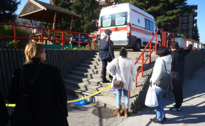 Foto: Dž. K. / Radiosarajevo.ba / Porodice štićenika ispred Doma penzionera u Tuzli