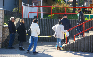 Foto: Dž. K. / Radiosarajevo.ba / Porodice štićenika ispred Doma penzionera u Tuzli