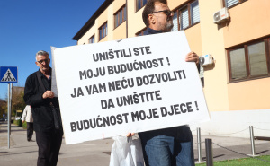 Foto: Dž. K. / Radiosarajevo.ba / Protesti u Tuzli ispred MUP-a TK