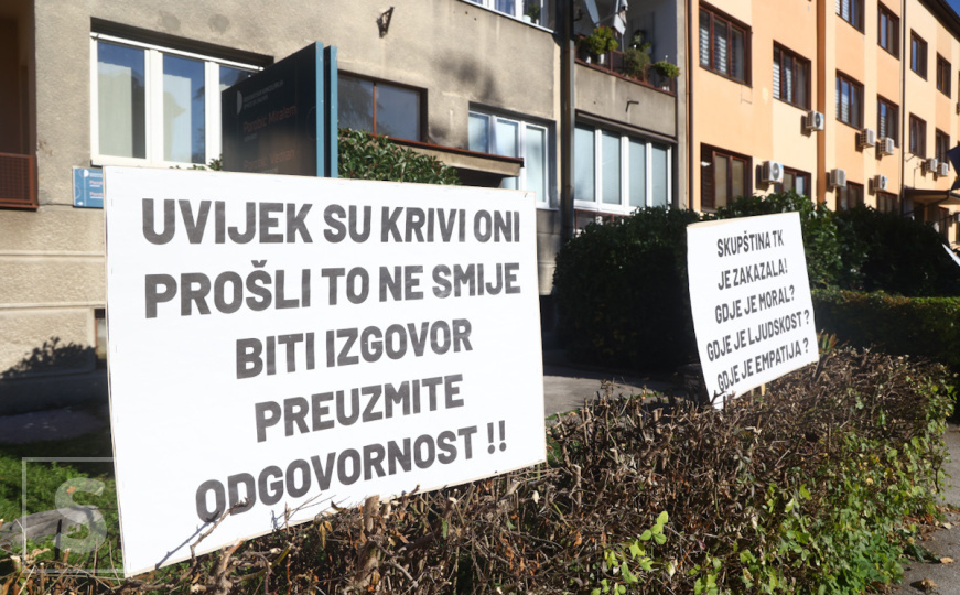 Protesti u Tuzli ispred MUP-a TK