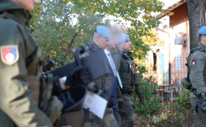 Foto: E. L. / Radiosarajevo.ba / Nihada Uka čuvaju pripadnici MUP-a KS