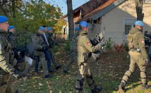 Foto: E. L. / Radiosarajevo.ba / Nihada Uka čuvaju pripadnici MUP-a KS