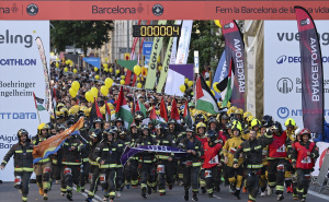Foto: AA / Vatrogasci u Barceloni trčali s palestinskim zastavama
