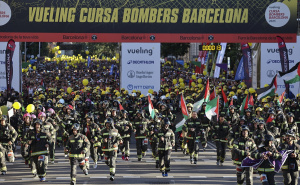 Foto: AA / Vatrogasci u Barceloni trčali s palestinskim zastavama