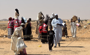 Foto: Anadolija  / Sudanci idu prema humanitarnim kampovima