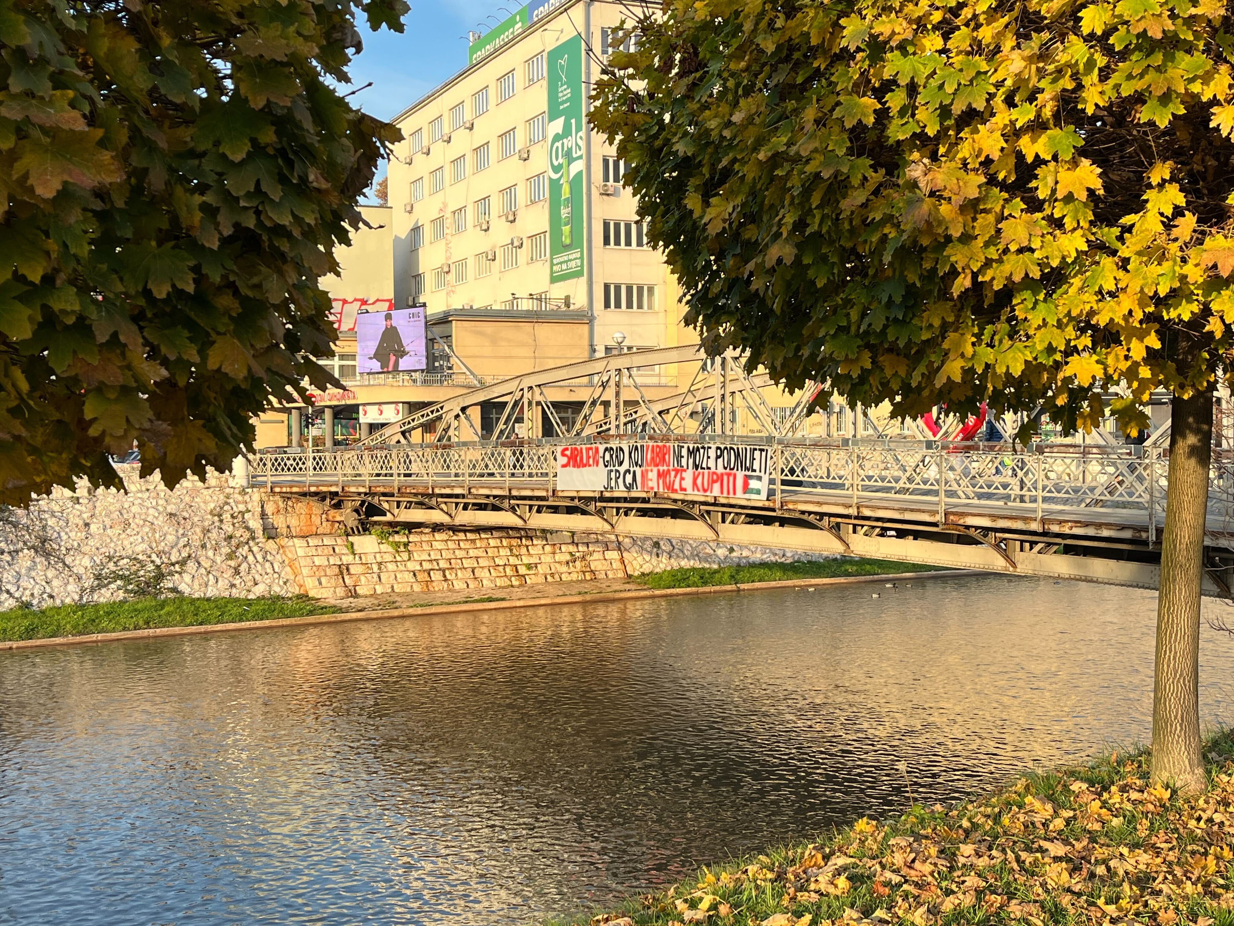 Na mostu osvanuo transparent: “Sarajevo, grad koji Kabiri ne može podnijeti jer ga ne može kupiti”