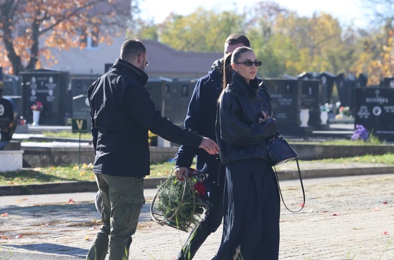 Džejla Ramović na sahrani Rajku Šerifoviću