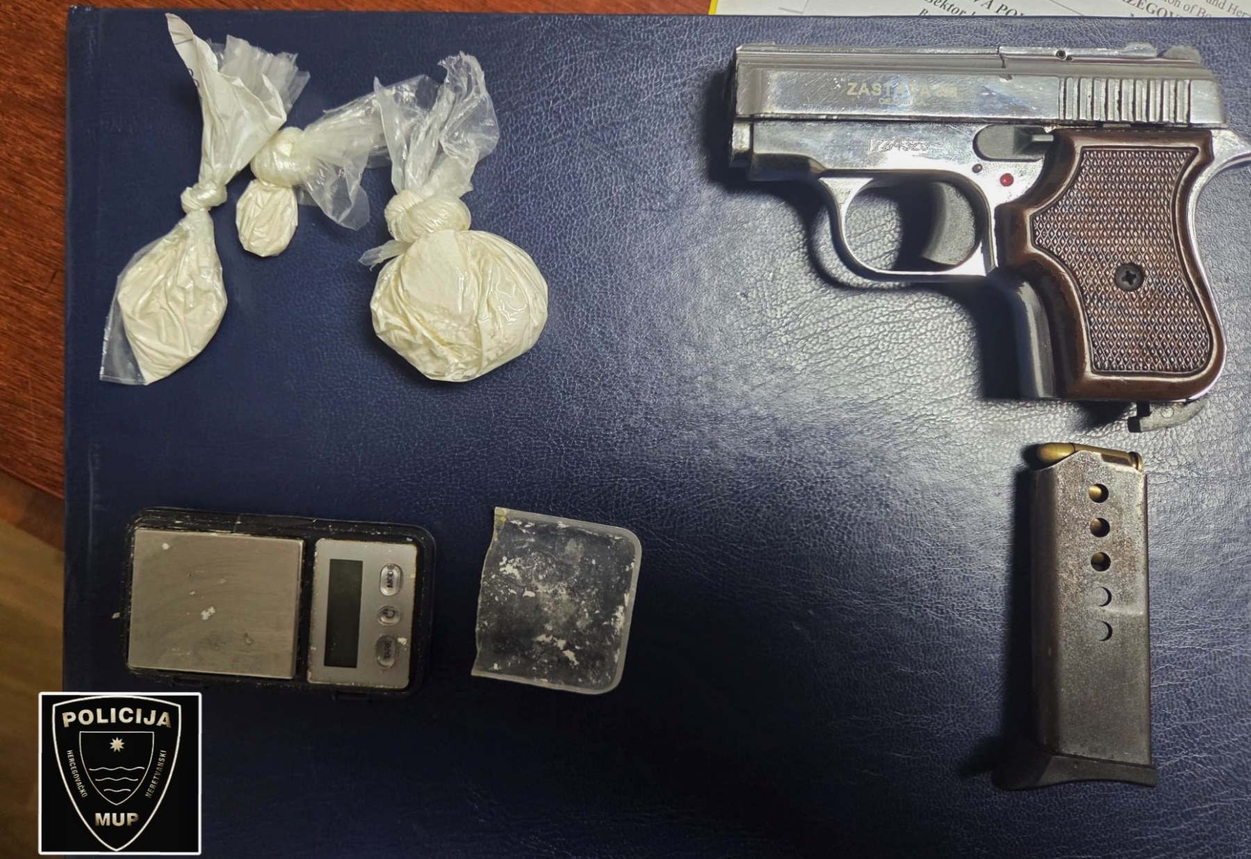 Droga amfetamin i pištolj