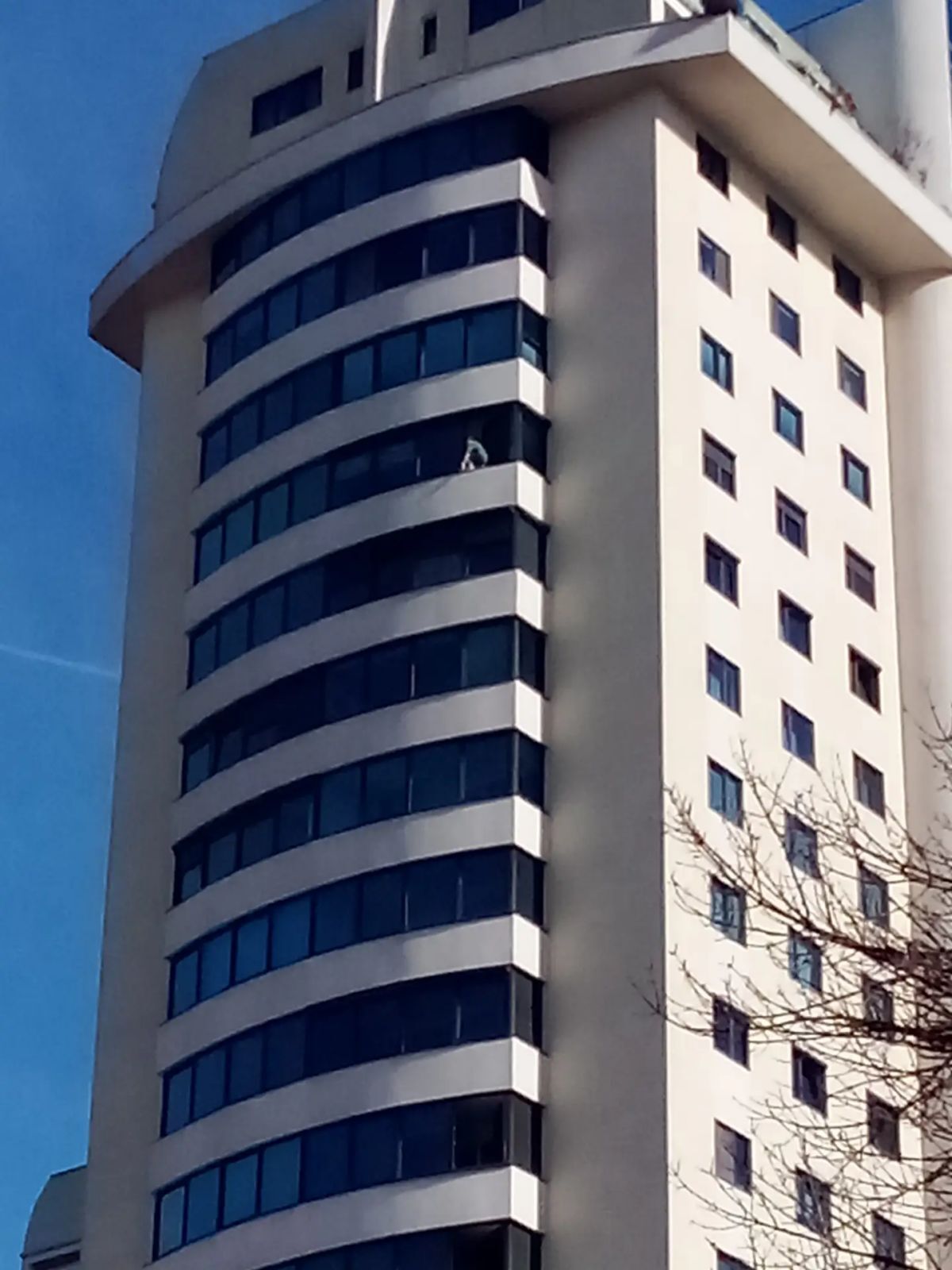 Zgrada Mellain u Tuzli, žena čisti prozor