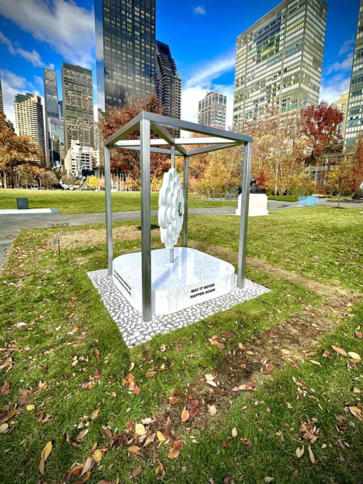 Spomenik Cvijet Srebrenice ispred UN-u