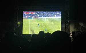 Foto: N. G. / Radiosarajevo.ba / Na parkingu ispred Zetre organizovano zajedničko gledanje utakmice