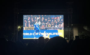 Foto: N. G. / Radiosarajevo.ba / Na parkingu ispred Zetre organizovano zajedničko gledanje utakmice