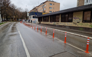Foto: N. G. / Radiosarajevo.ba / Postavljeni čunjevi na cesti u sarajevskom naselju Grbavica