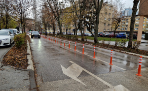 Foto: N. G. / Radiosarajevo.ba / Postavljeni čunjevi na cesti u sarajevskom naselju Grbavica