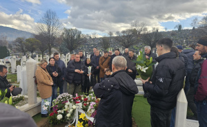 Foto: Radiosarajevo.ba / Emotivni prizori na mezaru Halida Bešlića