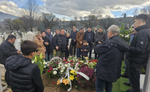 Foto: Radiosarajevo.ba / Emotivni prizori na mezaru Halida Bešlića