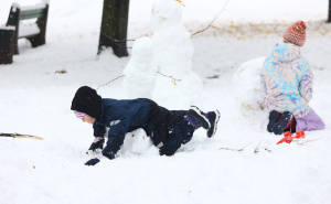 Foto: Dž. K. / Radiosarajevo.ba / Najmlađi uživaju u snijegu