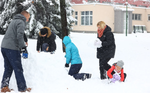 Foto: Dž. K. / Radiosarajevo.ba / Najmlađi uživaju u snijegu