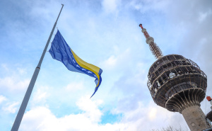 Foto: Dž. K. / Radiosarajevo.ba / Podizanje zastave BiH na Humu