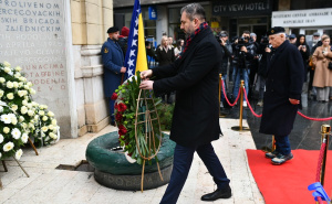 Foto: A. K. / Radiosarajevo.ba / Polaganje cvijeća i odavanje počasti kod Vječne vatre
