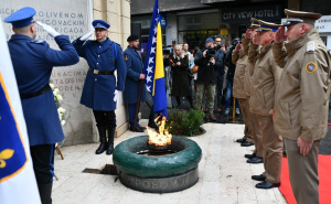Foto: A. K. / Radiosarajevo.ba / Polaganje cvijeća i odavanje počasti kod Vječne vatre