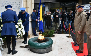 Foto: A. K. / Radiosarajevo.ba / Polaganje cvijeća i odavanje počasti kod Vječne vatre
