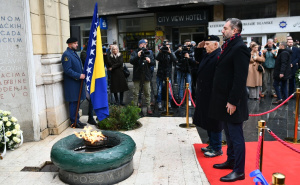 Foto: A. K. / Radiosarajevo.ba / Polaganje cvijeća i odavanje počasti kod Vječne vatre