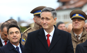 Foto: Dž. K. / Radiosarajevo.ba / Polaganje cvijeća na mezarju Kovači